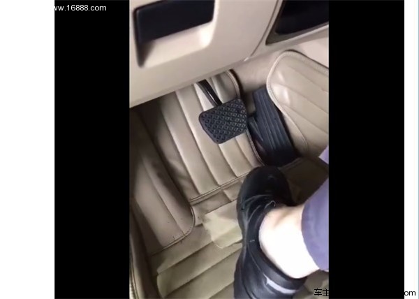 כרית כף הרגל נתקעה על דוושת הגז וכמעט מתה!  אל תתעסקו עם אביזרי הרכב האלה!